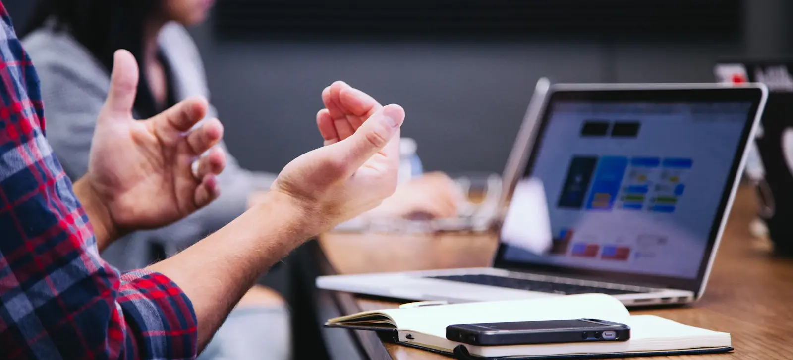 Besprechung mit Laptop und Gesten – Abstimmung zu einem WordPress-Projekt