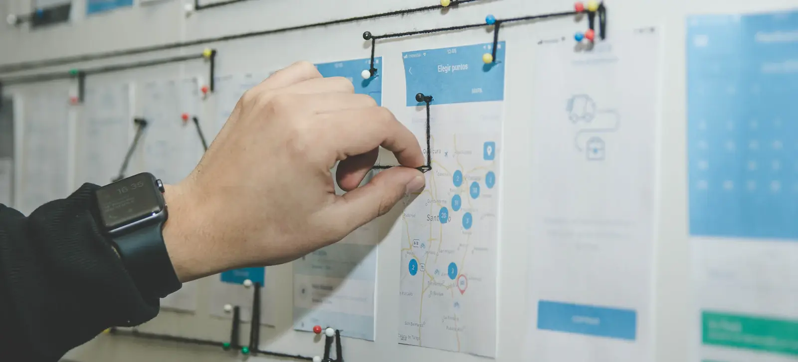 Whiteboard mit Skizzen und Notizen zur Planung einer Website