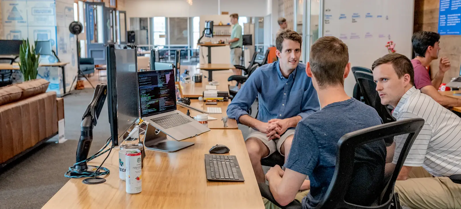 Beratungsgespräch im Büro vor einem Monitor mit Website-Entwurf