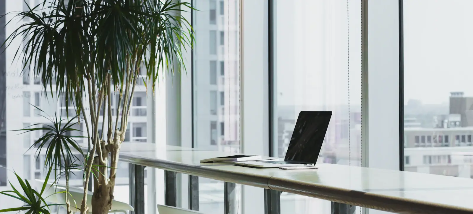 Heller Homeoffice-Arbeitsplatz mit Laptop am Fenster