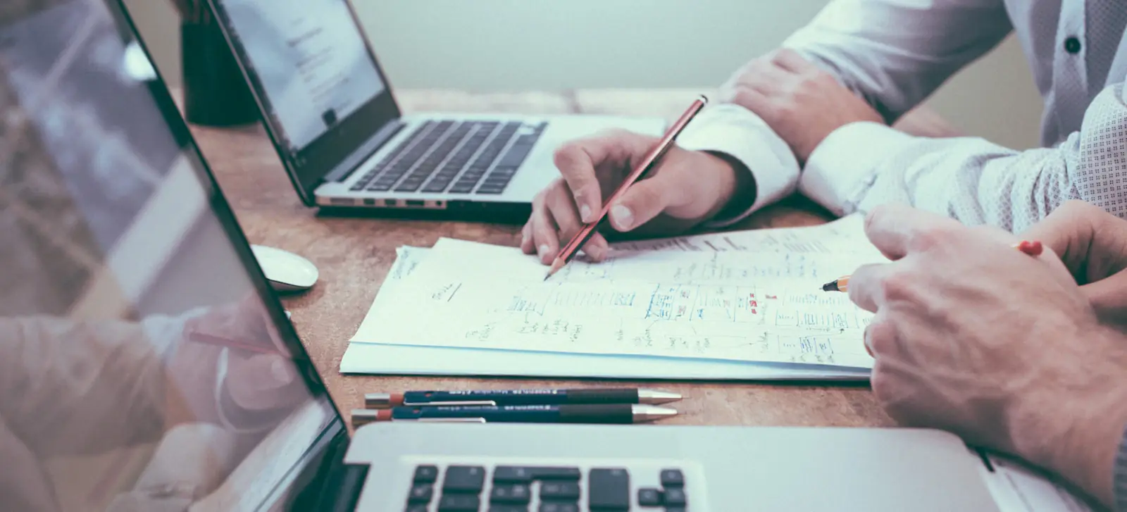 Ausgedruckte Diagramme und Notizen bei der SEO-Analyse