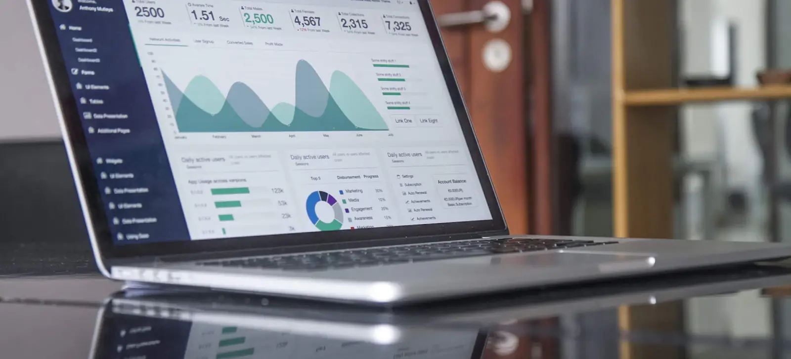 Laptop mit Analyse-Dashboard für Suchanfragen und Sichtbarkeit