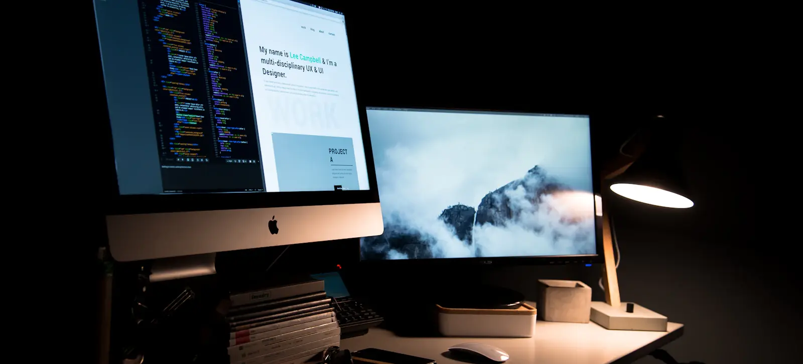 Arbeitsplatz mit Monitoren, auf denen eine Website entsteht